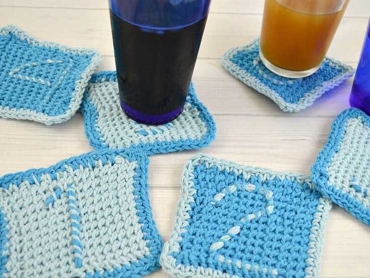 how to organize glasses on the kitchen table - with different coasters. 